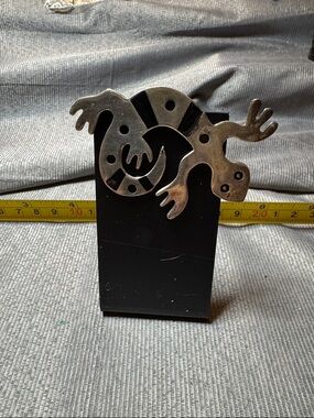 Decorative Gecko Reptile Stand - Black and Silver